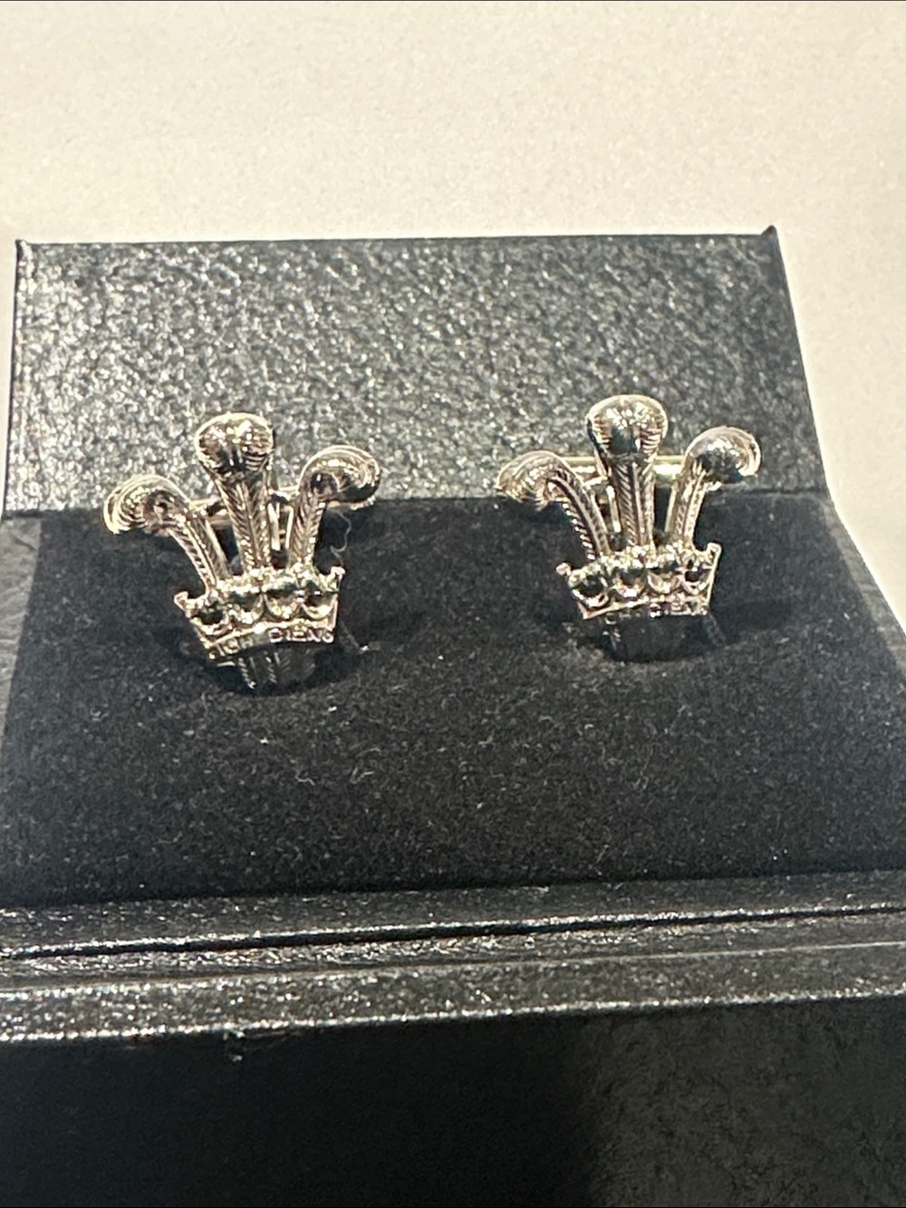 Silver Men’s Feather Crest Cufflinks